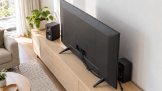 テレビのスピーカーを後ろに設置してもよい？正しい置き方と注意点