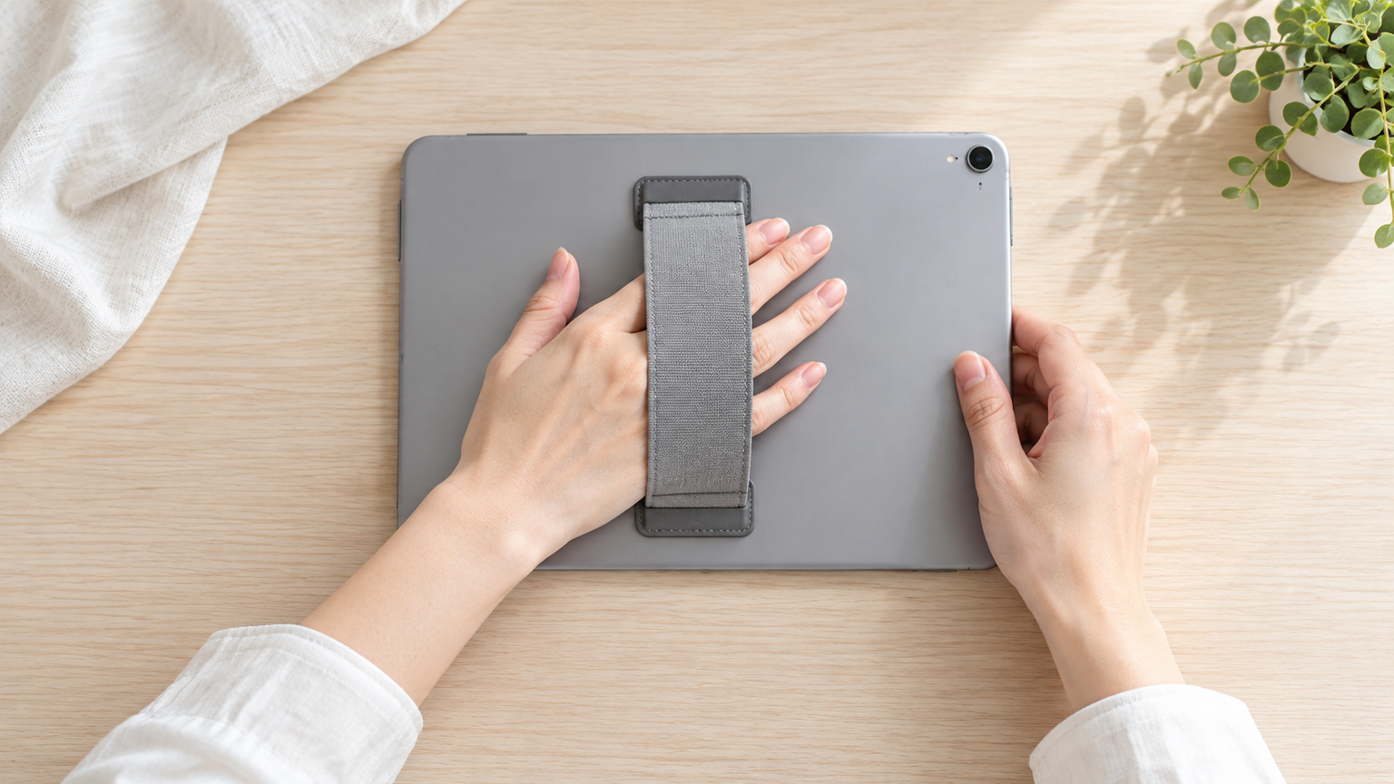 iPadを片手で持ちやすくする方法とバンドの選び方